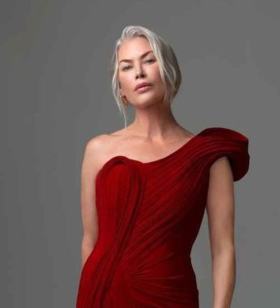 carre-otis-female-power-on-2.jpg