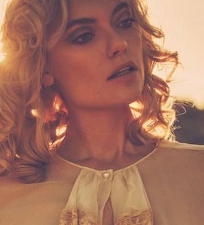 farah-holt-by-anna-palma-1.jpg
