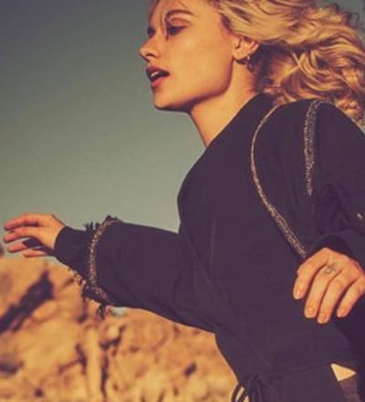 farah-holt-by-anna-palma-2.jpg