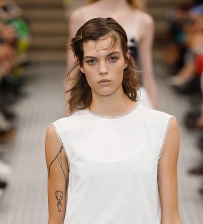 miu-miu-s-s-25-show-4.jpg
