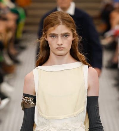 miu-miu-s-s-25-show-8.jpg