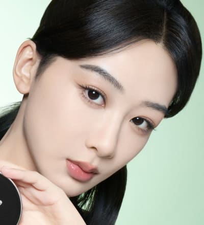 prada-beauty-campaign-with-makeup-and-fragrance-ambassador-yang-zi-1.jpg
