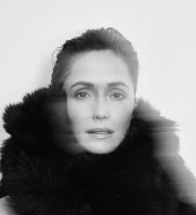 rose-byrne-is-queen-of-the-curveball-1.jpg