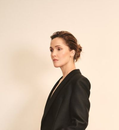rose-byrne-is-queen-of-the-curveball-2.jpg