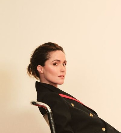 rose-byrne-is-queen-of-the-curveball-3.jpg