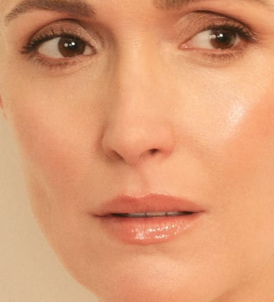 rose-byrne-is-queen-of-the-curveball-5.jpg