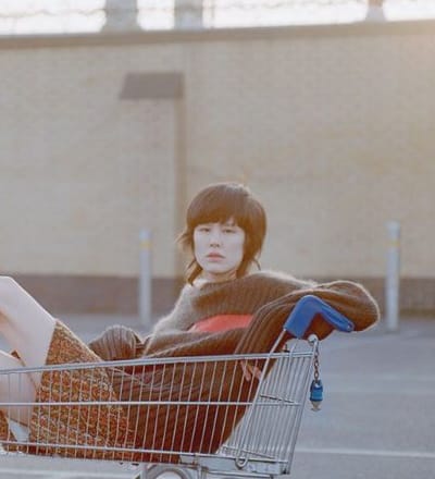 shes-holding-a-really-big-exclusive-but-i-cant-tell-you-what-it-is-11.jpg
