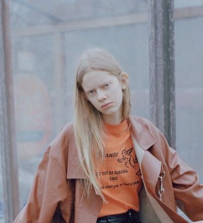 shes-holding-a-really-big-exclusive-but-i-cant-tell-you-what-it-is-4.jpg