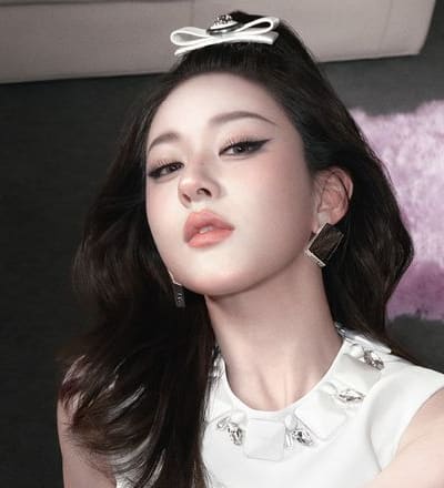 versace-s-s-2024-with-rosy-zhao-2.jpg