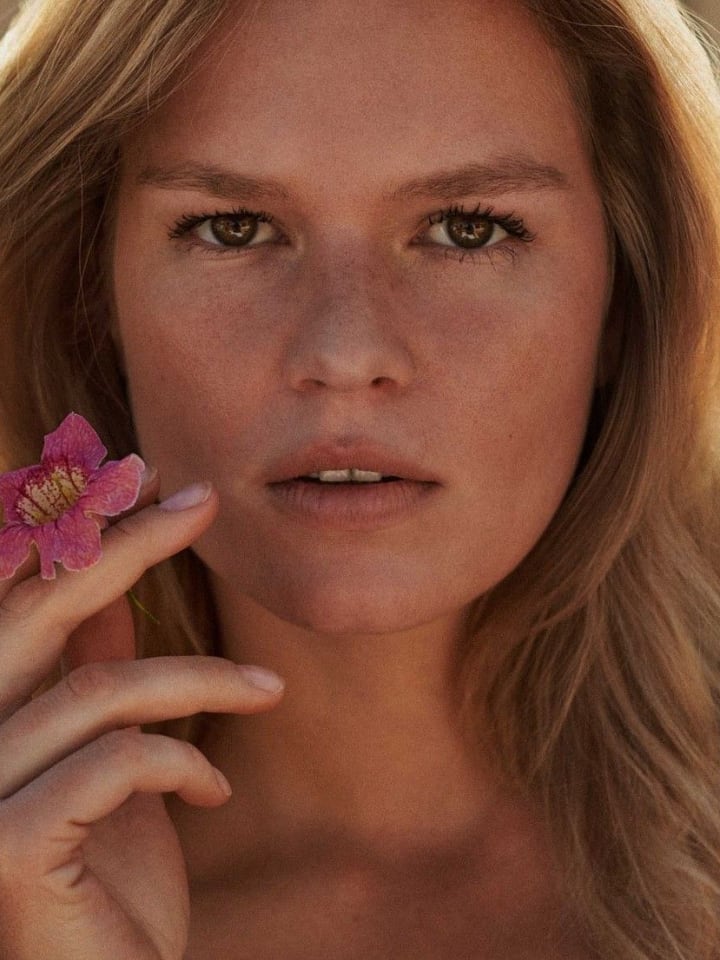 Anna Ewers — portrait