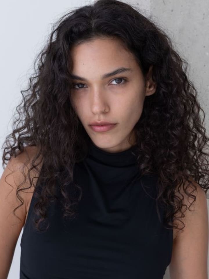 Iza Dantas — portrait
