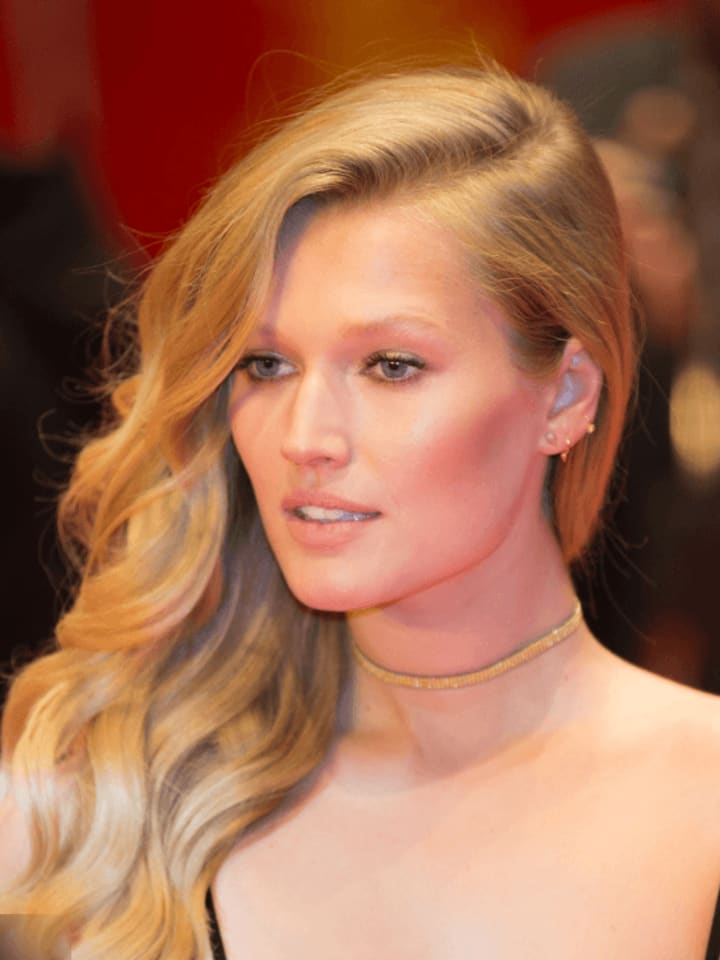 Toni Garrn — portrait