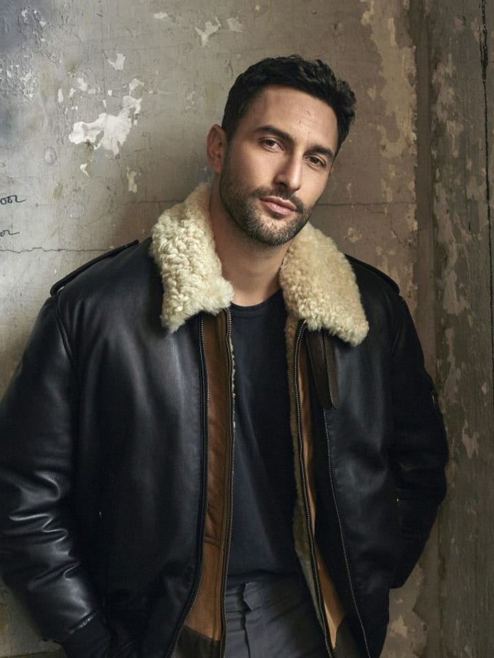 Noah Mills — portrait