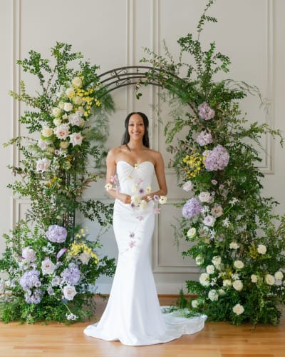 The Bride wear a veil is a two-tier ruffled design made of sheer tulle.