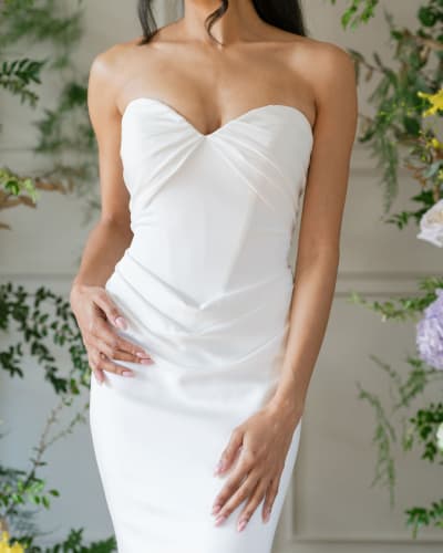 The Bride wear a veil is a two-tier ruffled design made of sheer tulle.