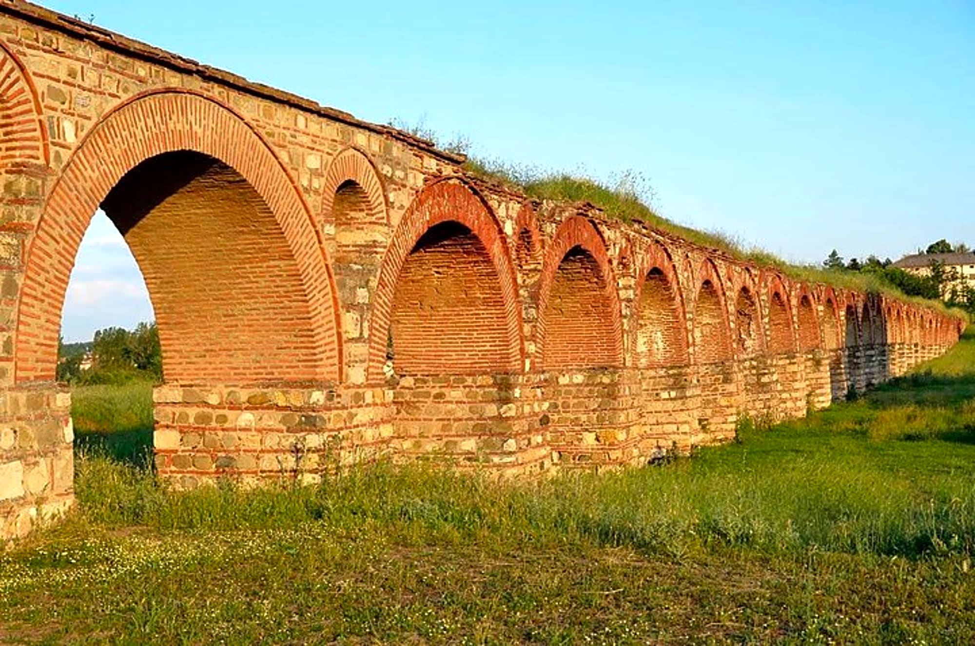 Skopje city tour & Roman Aqueduct with lunch - Image 1