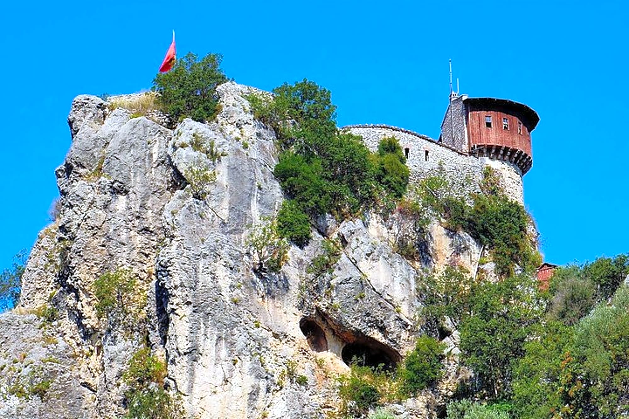 Petrele Castle tour - Image 1