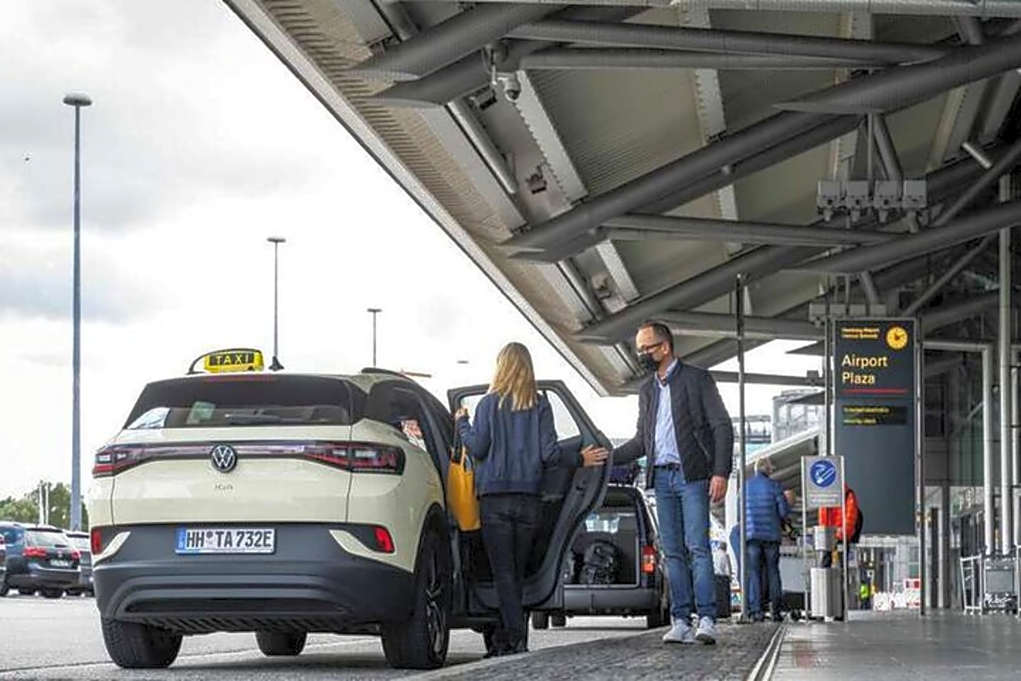 Tirana/Durrës: Private Airport Transfer ↔ Hotel - Image 1