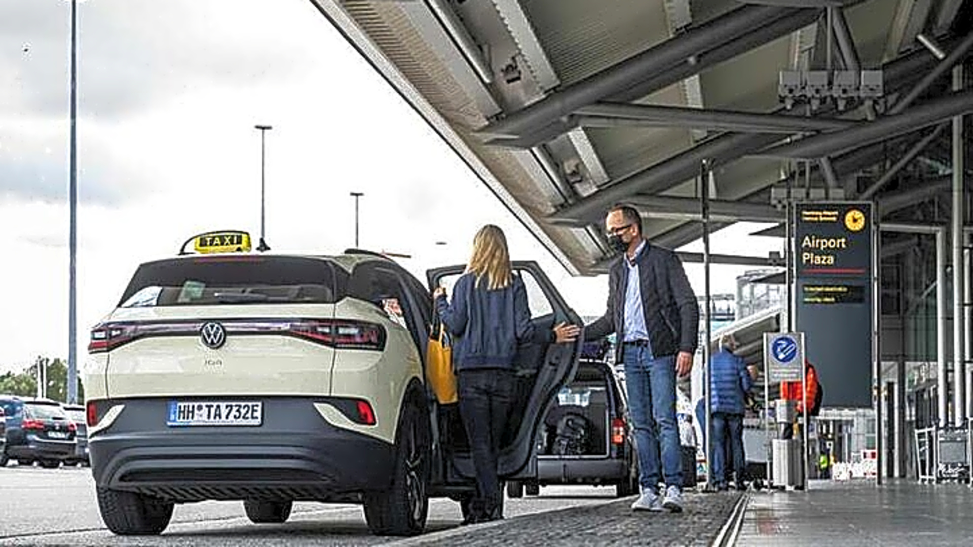 Tirana/Durrës: Private Airport Transfer ↔ Hotel - Albania