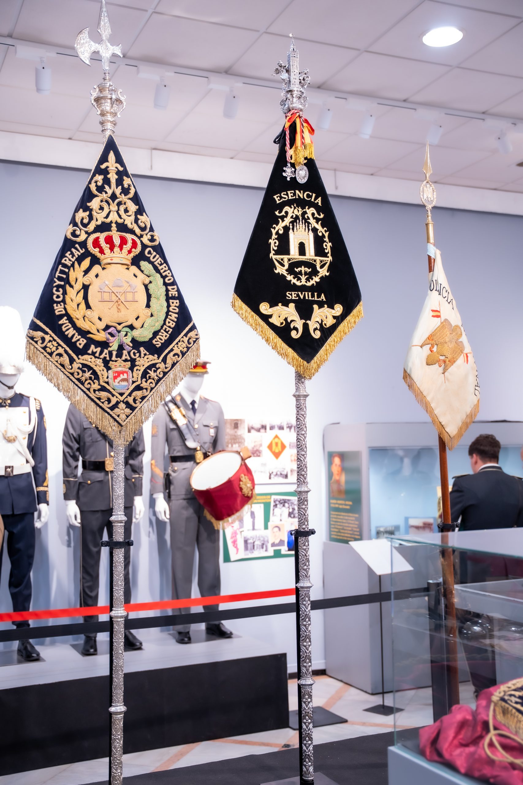 Inaugurada la exposición «20 años de Esencia, más de 100 años de estilo»