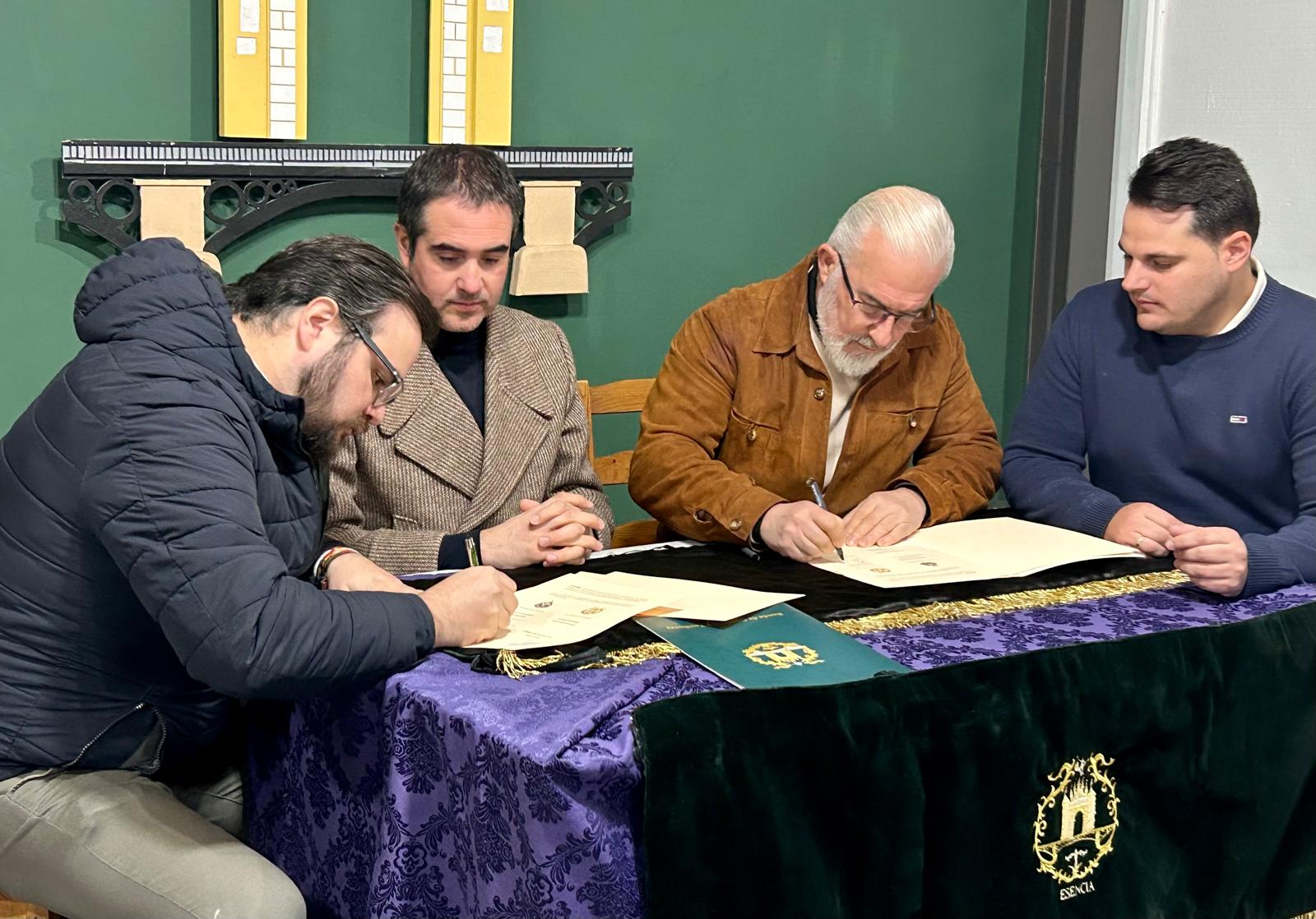 Firmado el contrato que une a Esencia con la Hermandad de la Lanzada de Jerez de la Frontera