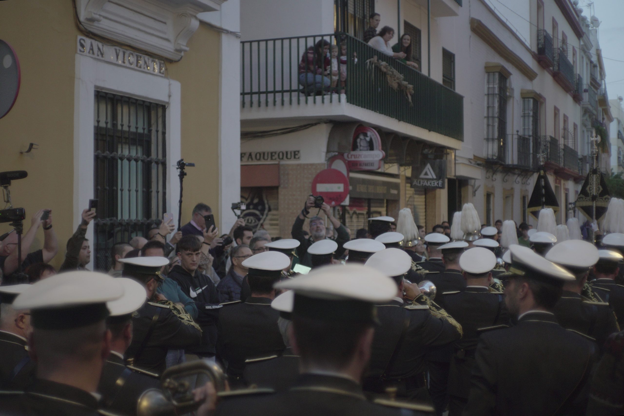 El tiempo respetó el homenaje de Esencia a las víctimas de la Dana realizado en el Rosario de San Vicente 2024
