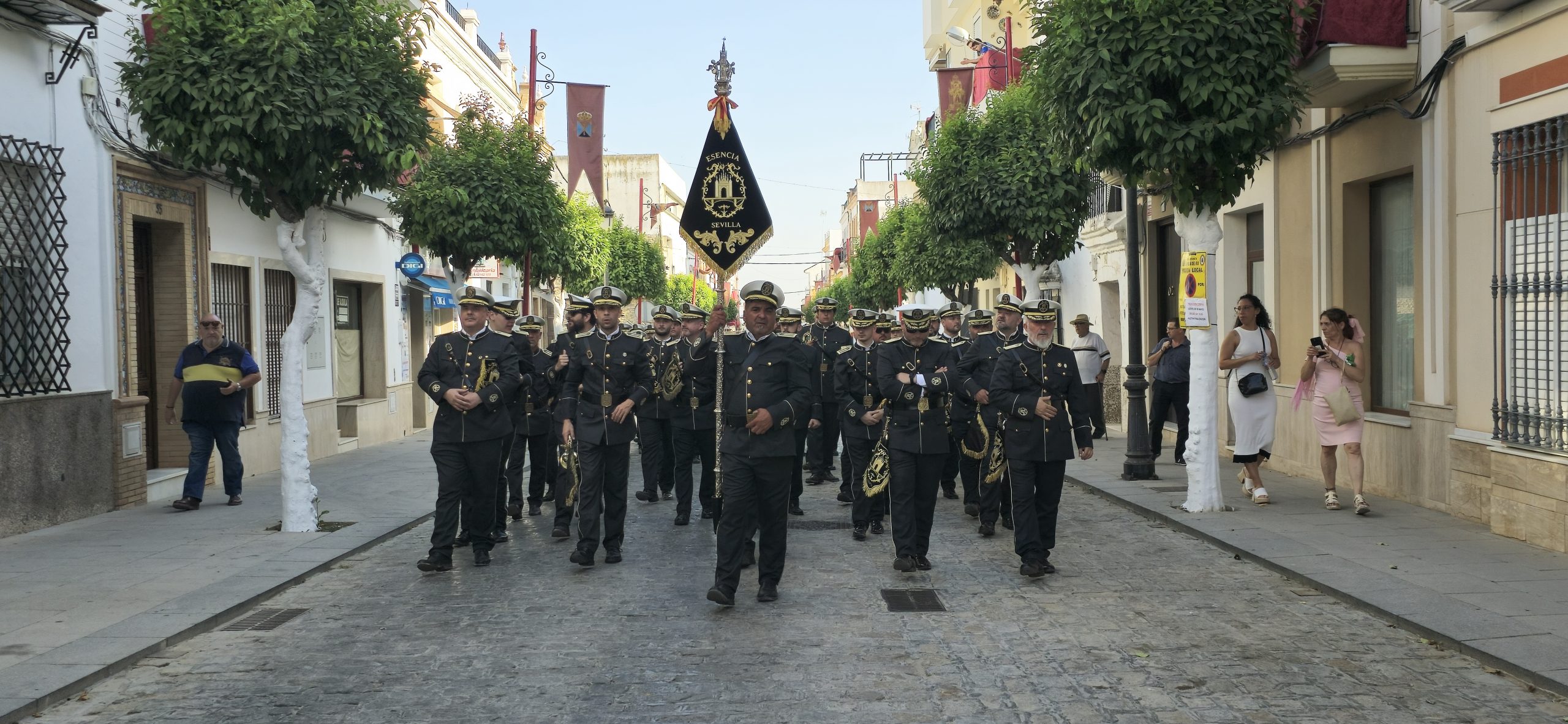 Banda de Cornetas y Tambores Esencia desfilando con el nuevo uniforme