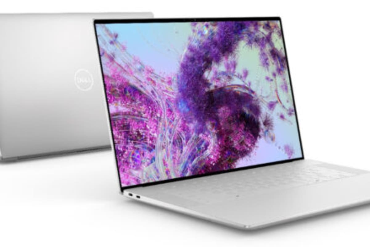Zwei ARM-basierte Laptops nebeneinander auf einem Tisch