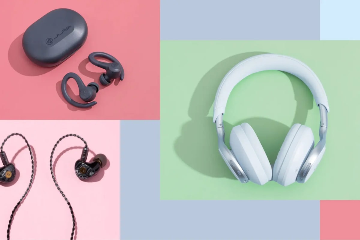 Verschiedene smarte Technikprodukte unter 100 Dollar auf einem Tisch