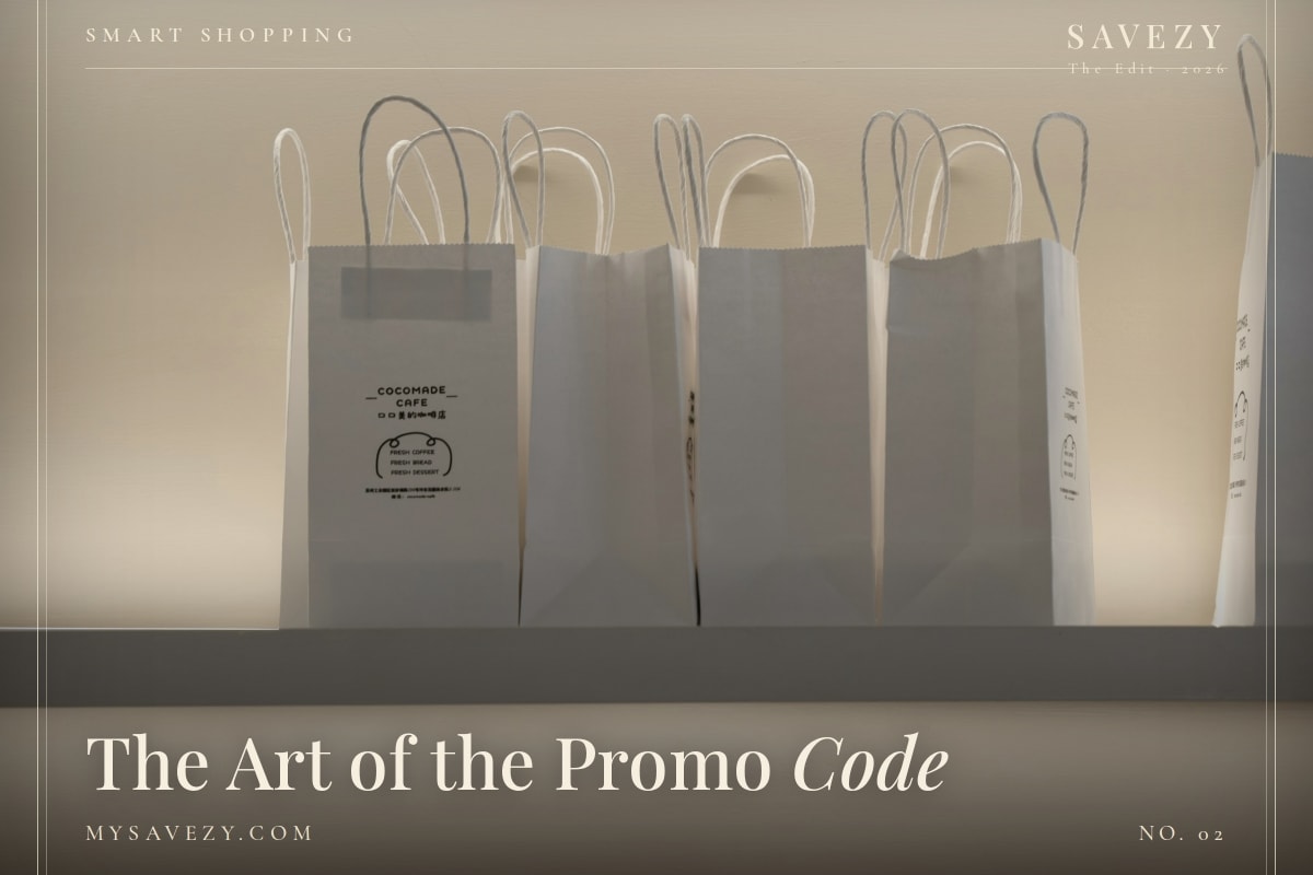 Frau nutzt Promo Codes beim Online-Shopping