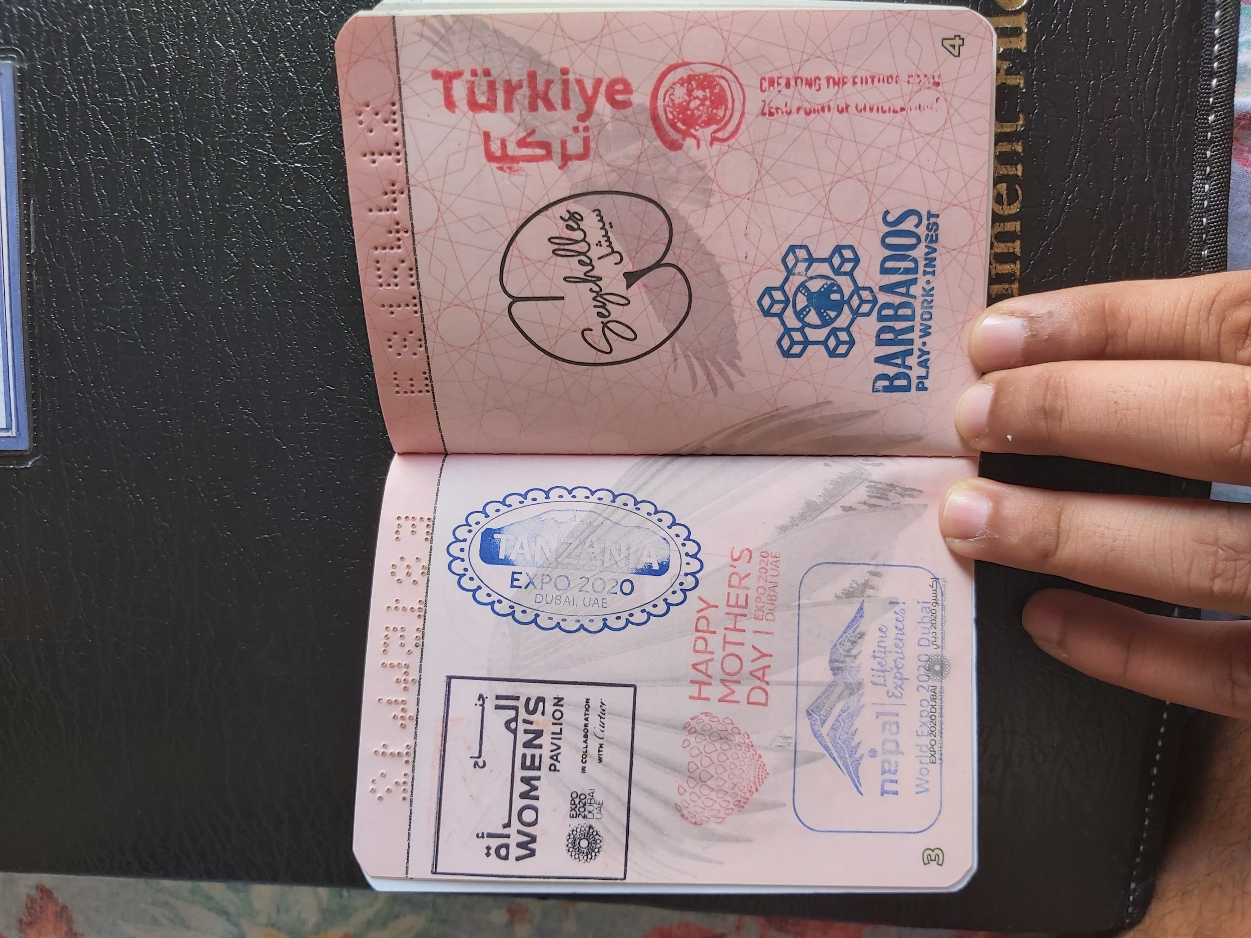 4 EXPO 2020 passports. 2 Yellow passports with 100+ stamps and 2 Golde