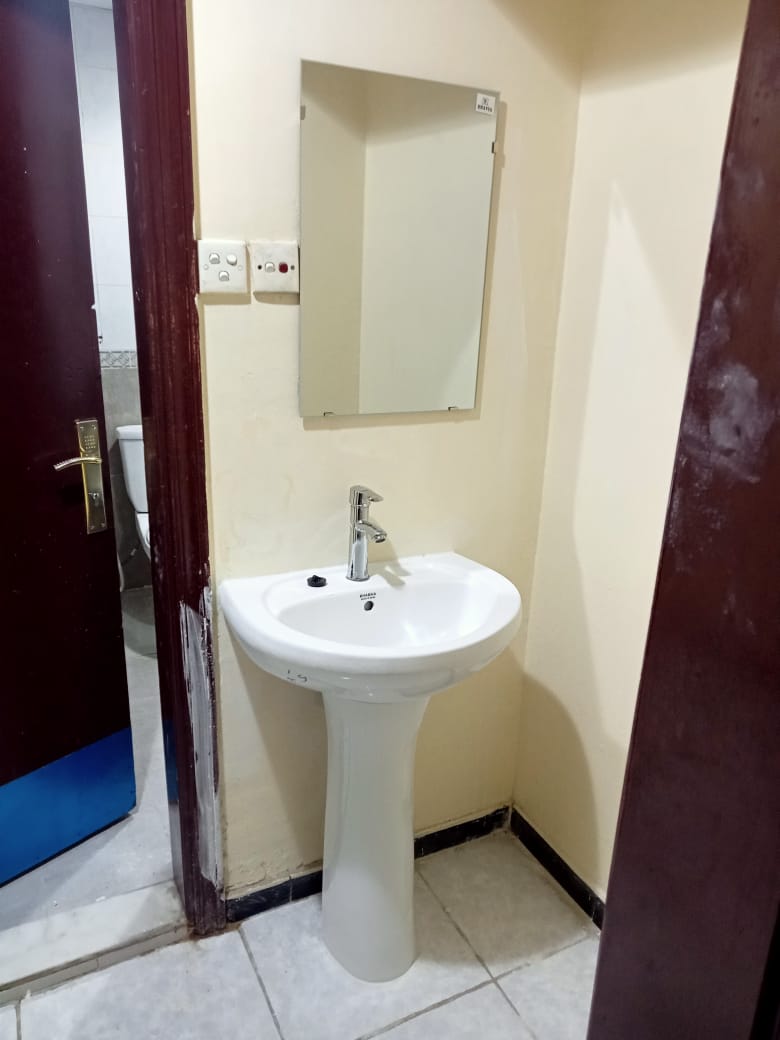 PARTITION AND BED SPACE IN ABU HAIL NEAR METRO,Dubai