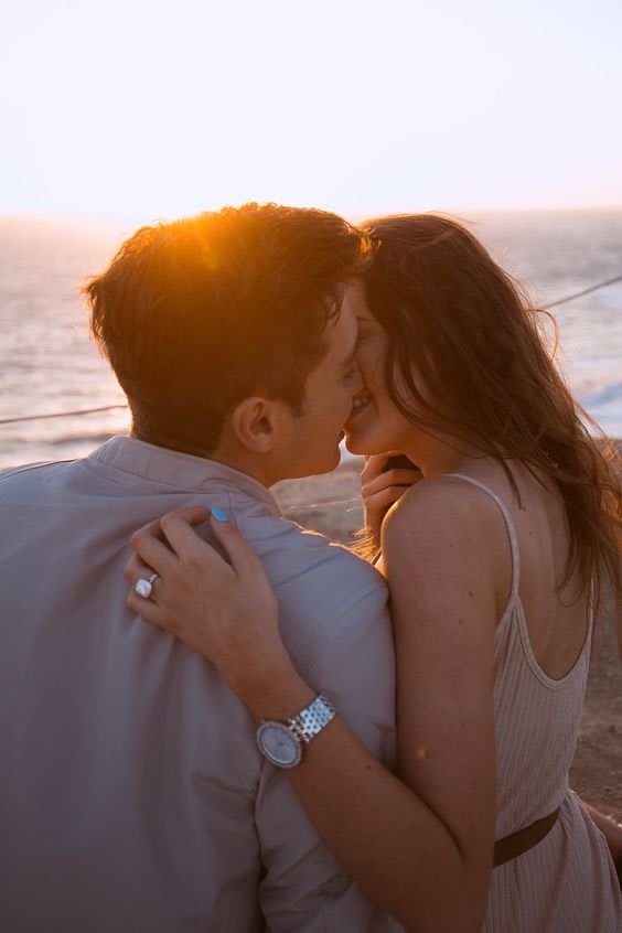 couple kiss images