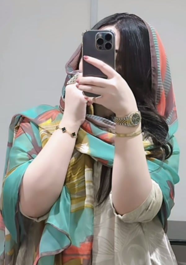 Hidden Face Girl 83