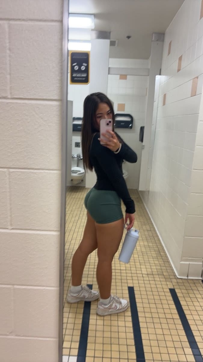UK Gym Girl posing with dumbbells for Instagram photo
