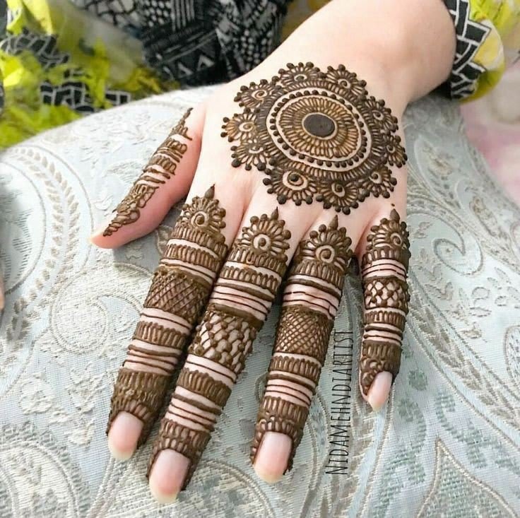 Stylish mehndi design 33