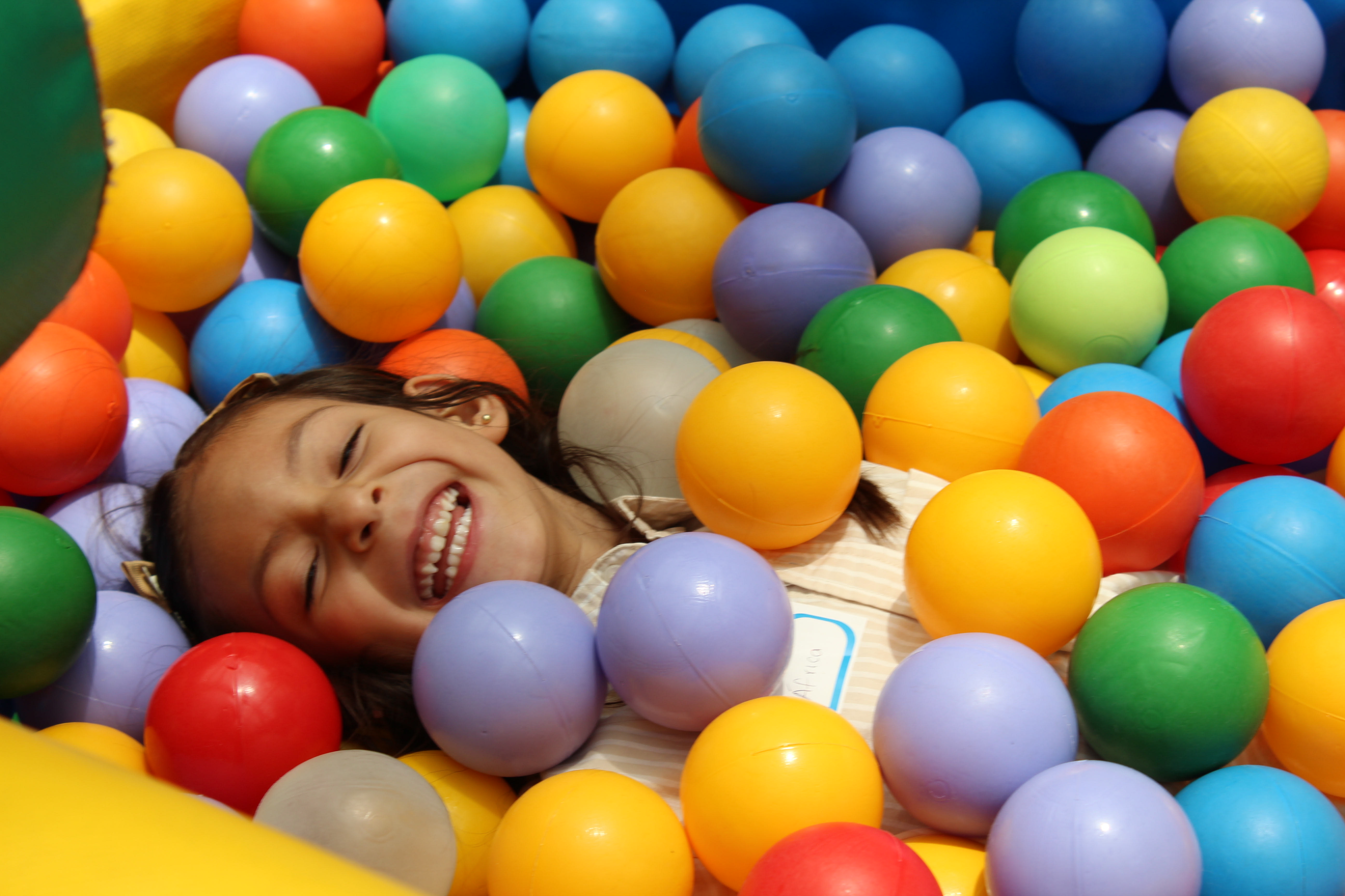 Niñera jugando con niños