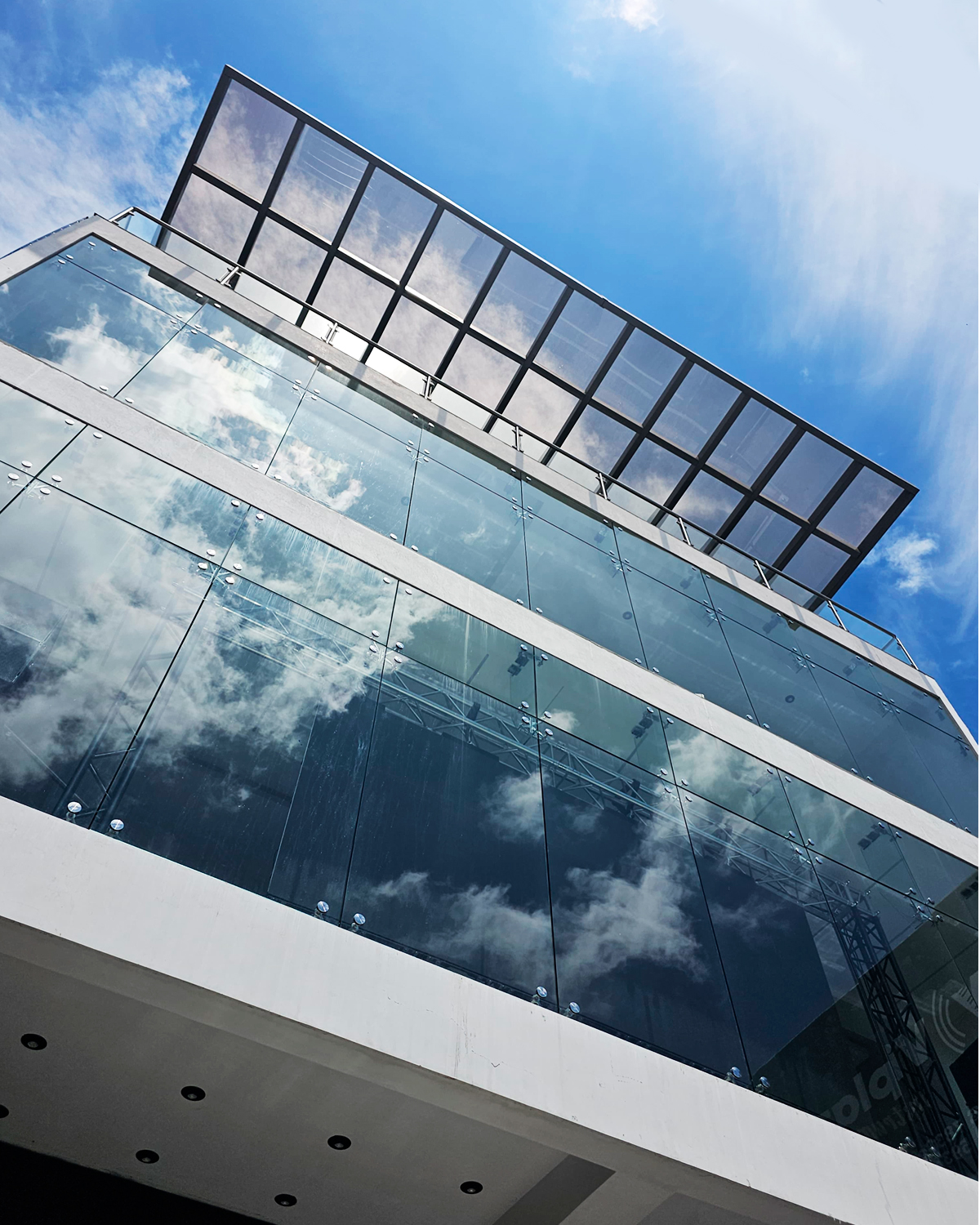 Edificio comercial de 3 niveles