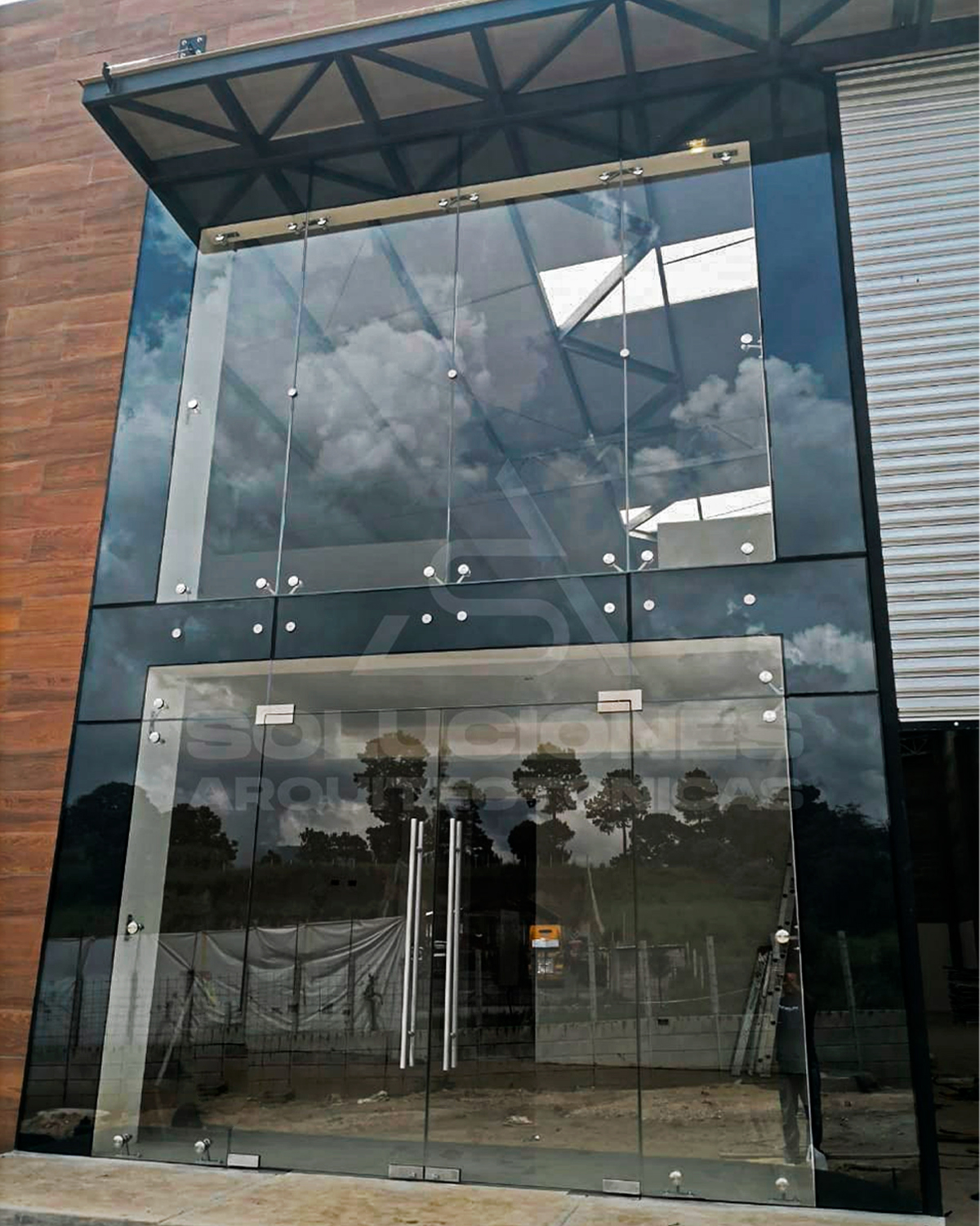 Fachada en edificio comercial