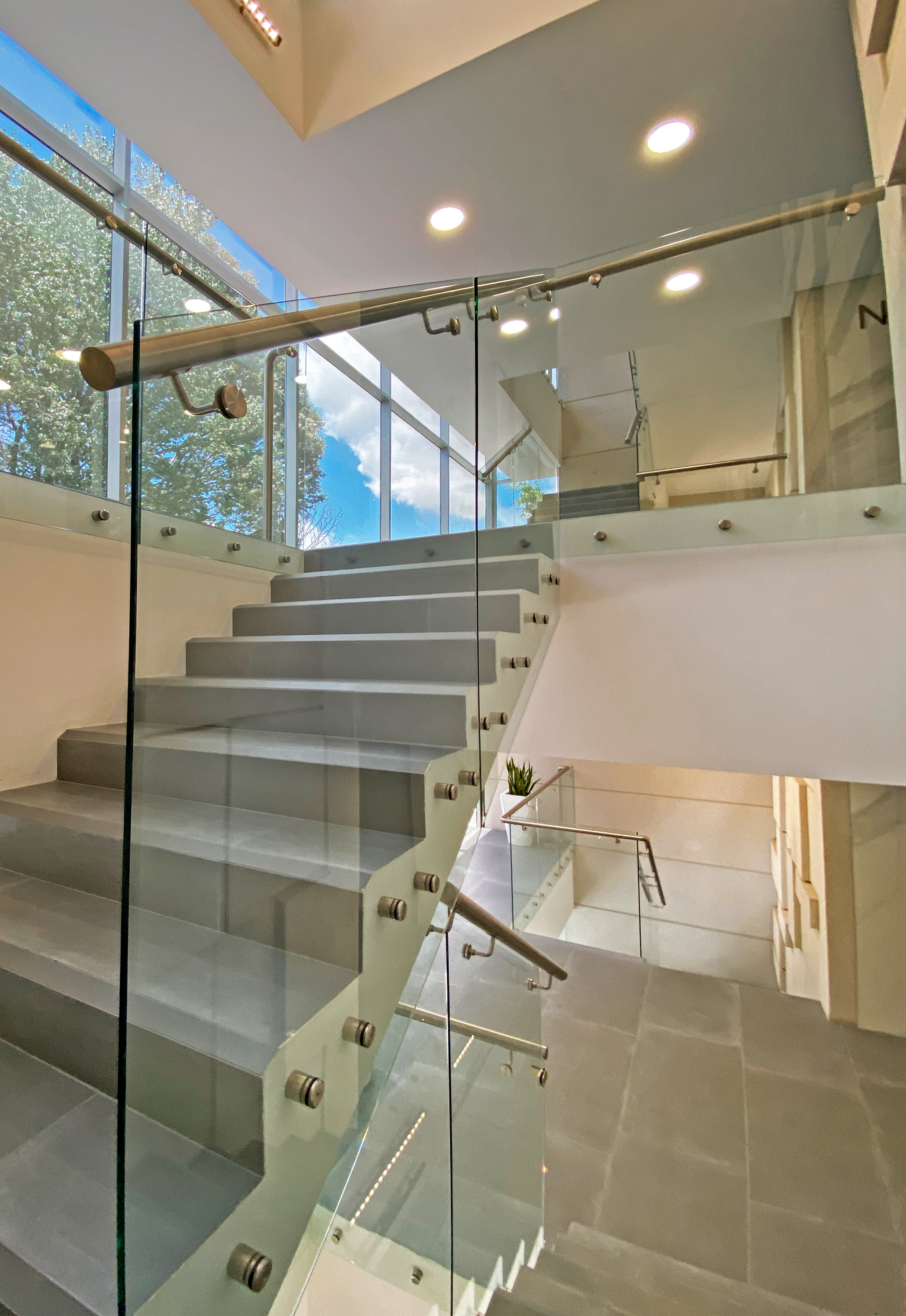 Escaleras con baranda de vidrio templado