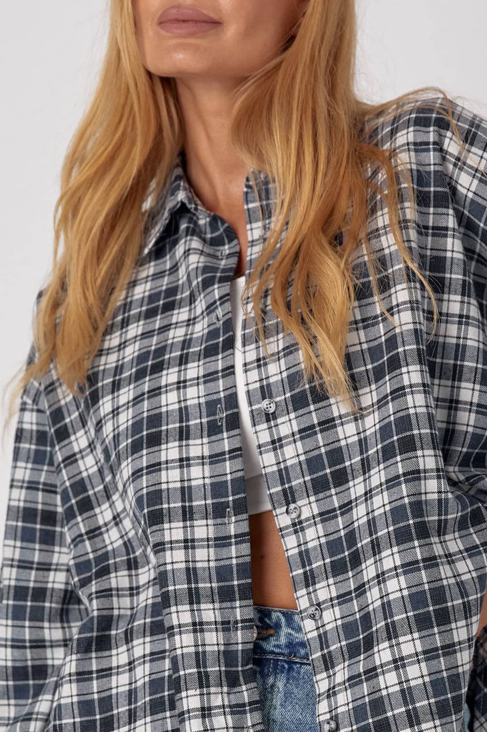 Жіноча картата сорочка oversize — Джинсовий | EMBODY — 4