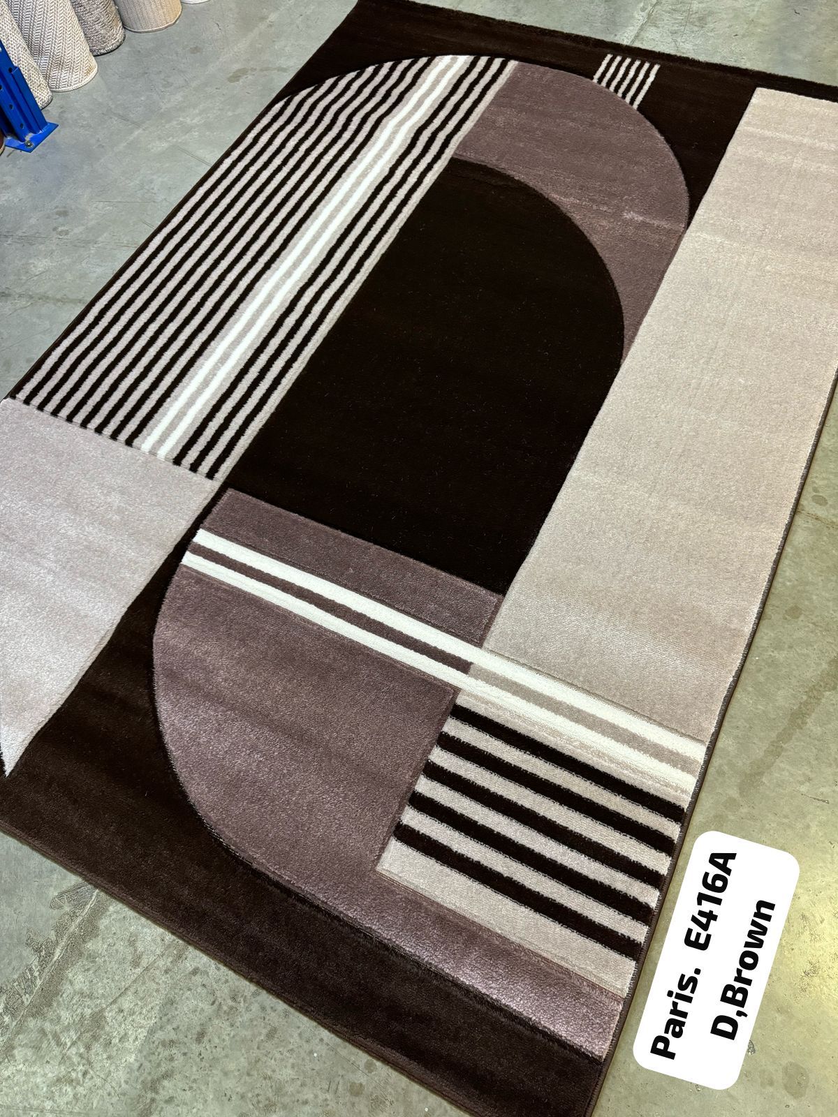 5by7 ft 4 tonned center rug