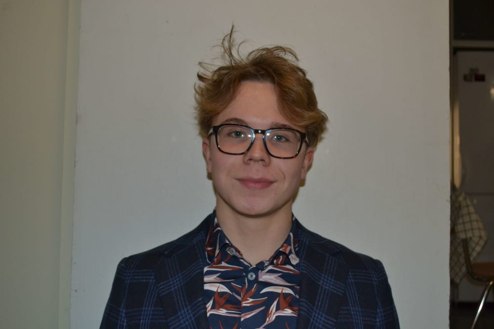 did lilnkedin photo by myself in the coridor using chair and 3 shoe boxes lol