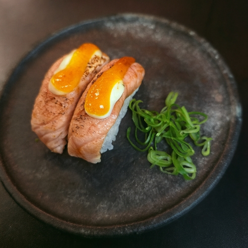Nigiri salmão aburi com maracujá