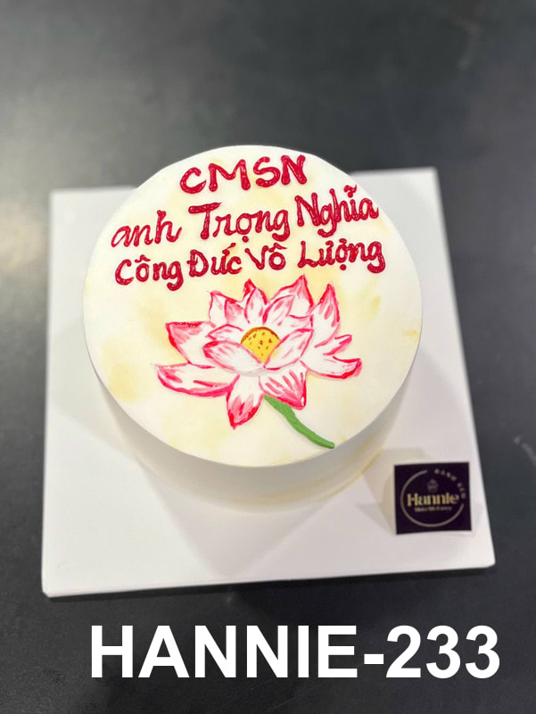 Bánh Kem Hannie vẽ hoa sen trang nhã, biểu tượng cho Hoa Sen