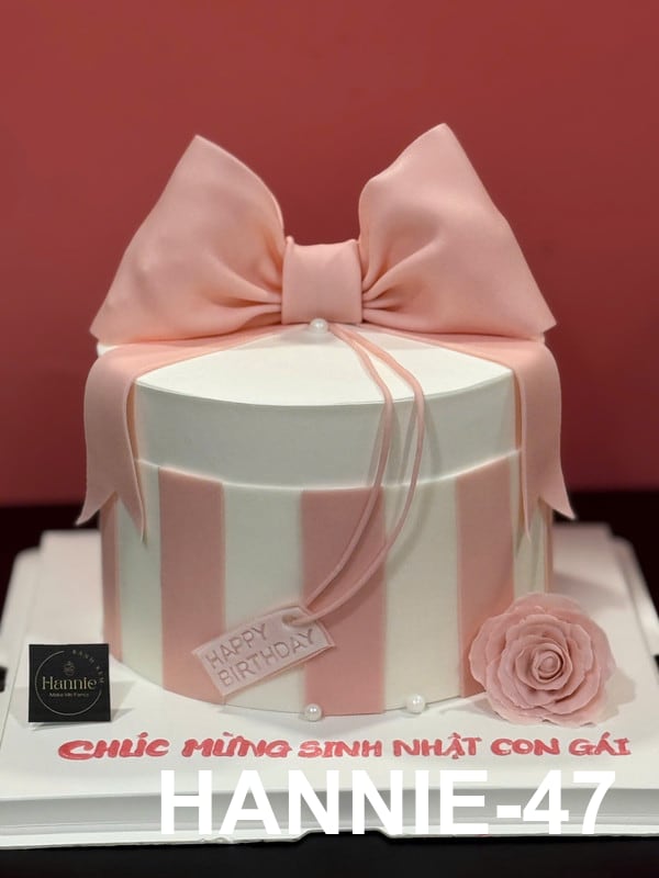 Bánh sinh nhật hồng pastel hộp quà nơ lớn tặng bạn gái Hannie