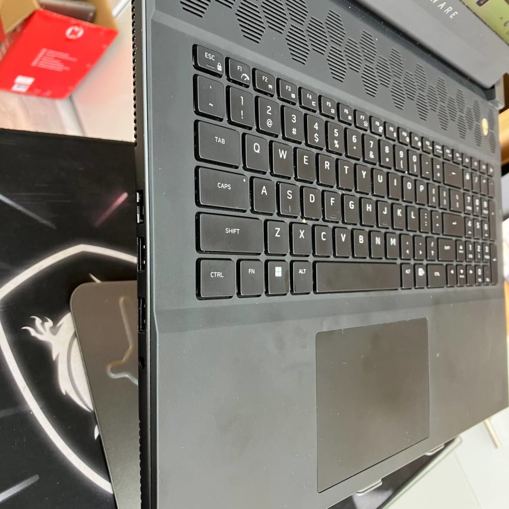DELL  DELL ALIENWARE 18 CORE I9 14900HX 32GB 1TB RTX4070 18 QHD 165HZ  - LAPTOP GAMER vue 4