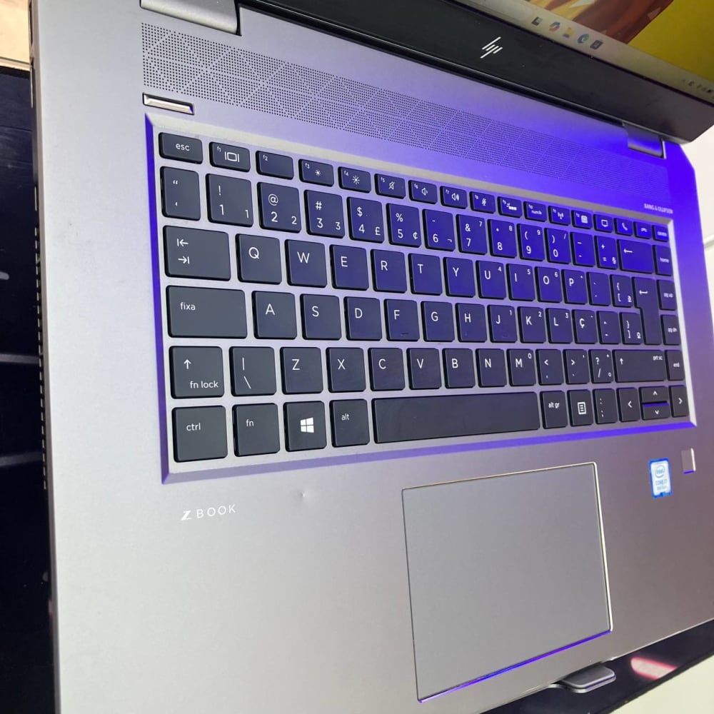 HP HP ZBOOK 15 I7 8750H 16GB 256SSD NVIDIA QUADRO P2000 4GBVRAM 15.6 4K - LAPTOP vue 3