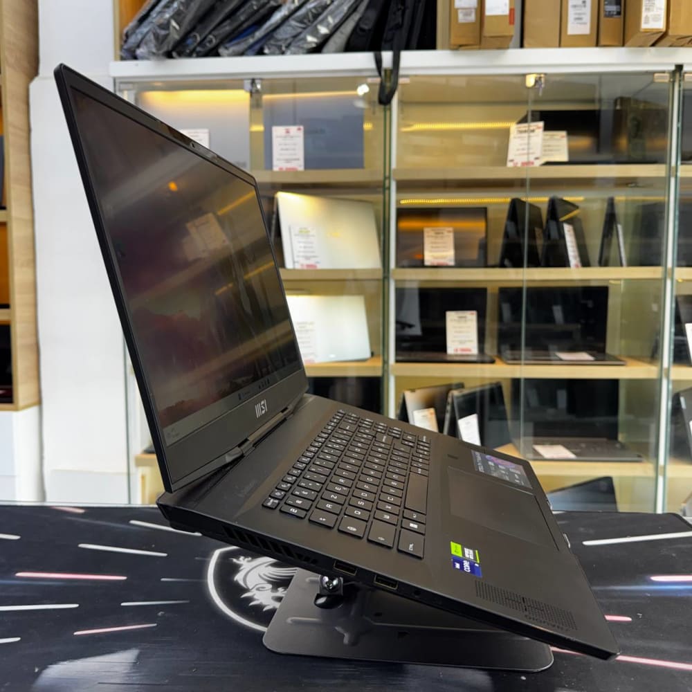 MSI MSI STEALTH 17 INTEL CORE I9 13900H 32 GB RAM 1TB SSD RTX 4090 16GBVRAM 17' FHD 2K 240HZ - LAPTOP vue 5