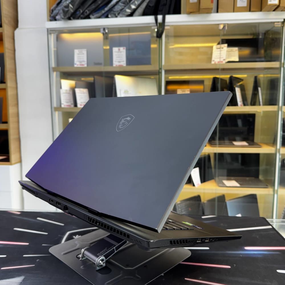 MSI MSI STEALTH 17 INTEL CORE I9 13900H 32 GB RAM 1TB SSD RTX 4090 16GBVRAM 17' FHD 2K 240HZ - LAPTOP vue 8